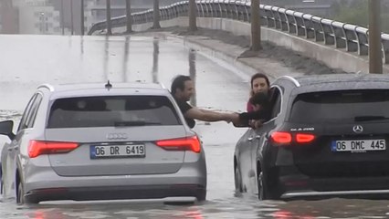 Ankara'da sel... Üç kişinin kurtarılma anları kamerada