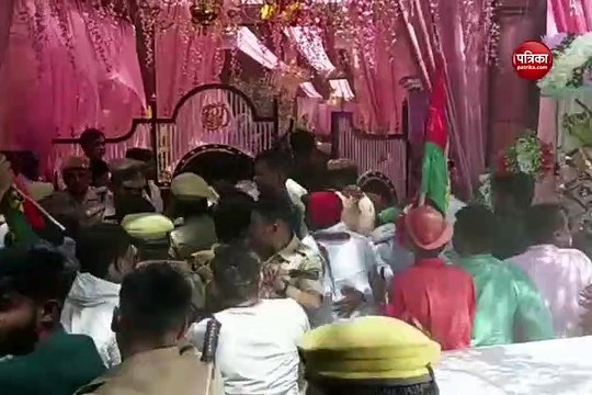 Video: आजमगढ़ पहुंचे सपा प्रमुख अखिलेश यादव, पुलिस और कार्यकर्ताओं के बीच हुई धक्का-मुक्की