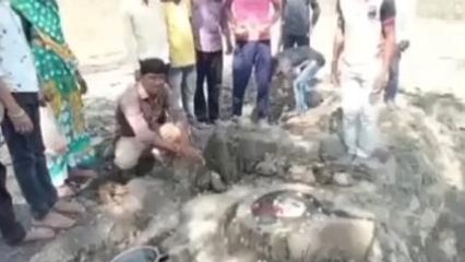खुदाई के दौरान निकली प्राचीन शिवलिंग,सदियो पुरानी होने का अनुमान