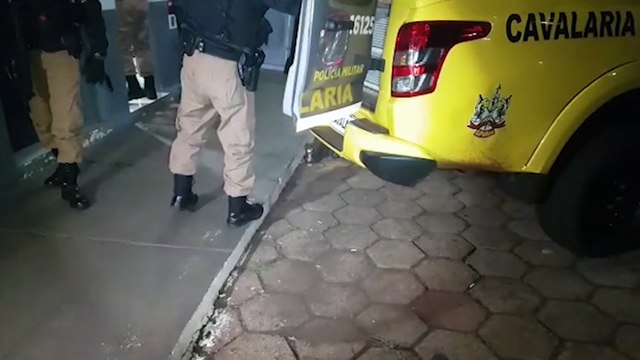 Jovem é agredido por vizinhos após ser flagrando batendo na esposa