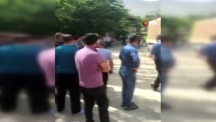 Sürücüsüz kamyon park halindeki araca çarptı, eve çarparak durabildi