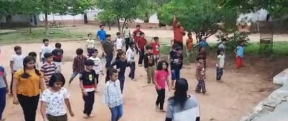 प्रस्तुति देते बच्चे