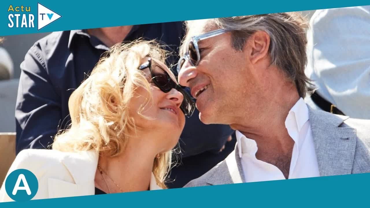 Roland-Garros : Caroline Roux éprise de son puissant mari, bisous tendres et câlins face à Anne-Soph