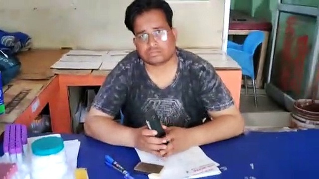 कबाड़ के बीच संचालित पैथोलॉजी लैब, बोर्ड और न संसाधन