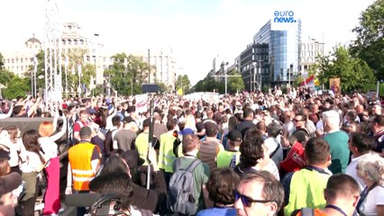 Miles de manifestantes exigen la dimisión del presidente de Serbia