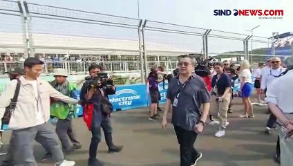 Senangnya Penonton Bisa Berfoto dengan Mobil Gen 3 Formula E di Jakarta E-Prix 2023