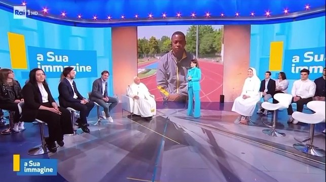 Papa in tv scherza con Fausto Desalu: Sono ancora vivo - Video