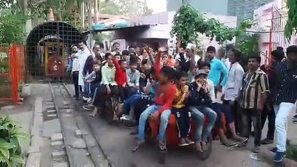 कांग्रेसियों ने बच्चों को ठेले पर बैठाकर पार्क में घुमाया