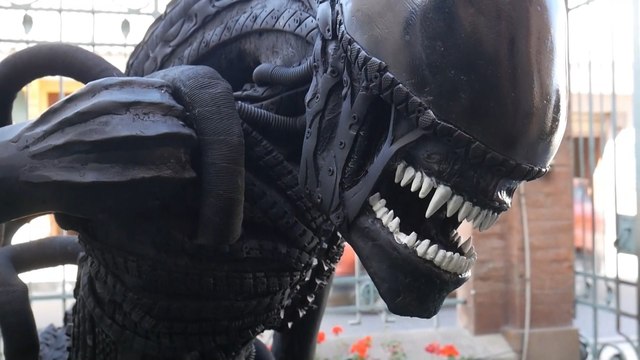 Sandro Arellano crea conciencia ambiental transformando neumáticos usados en esculturas