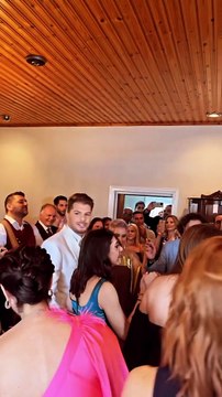 Λούκας Γιώρκας: Το γλέντι στο σπίτι πριν τον γάμο του! Το λευκό κοστούμι και ο χορός