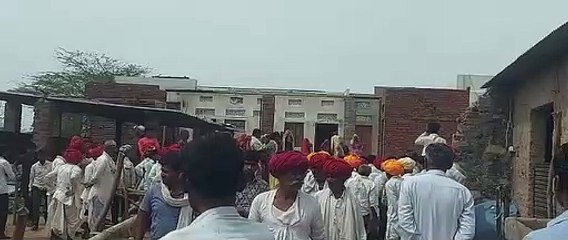 अंधड़ से दीवार अचानक ढह गई