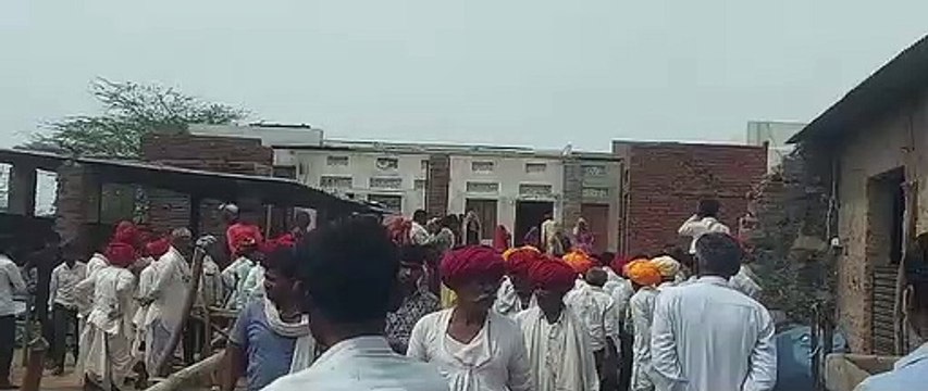 अंधड़ से दीवार अचानक ढह गई