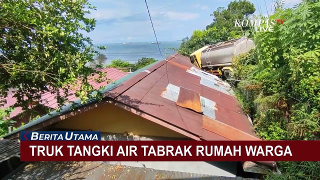 Truk Tangki Air Tabrak Rumah Warga, Bagian Depan Truk Nyaris Masuk ke Ruang Tamu!