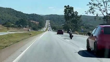 Reportagem flagra homem em moto a 100 km/h deitado no banco na BR-040