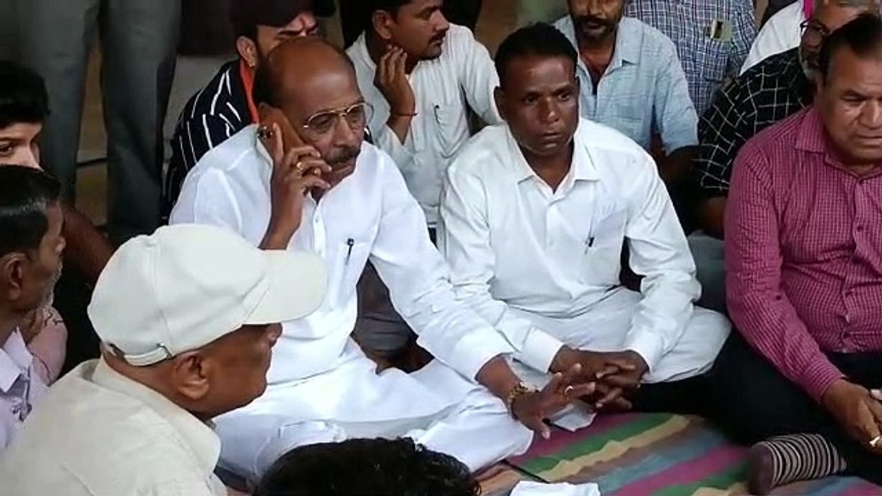 People demonstrated to arrest the young man and search for the girl