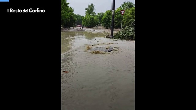 Temporale a Forl?, fogne in tilt: il video