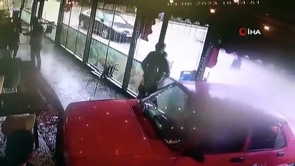 Kontrolden çıkan otomobil balık lokantasına girdi: O anlar kamerada