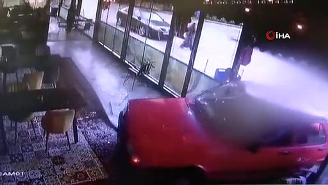Une voiture incontrôlable est entrée dans le restaurant de poisson ： Ces moments sont filmés