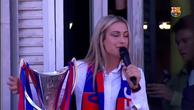 Alexia Putellas se dirige a los culés en la celebración de la Champions