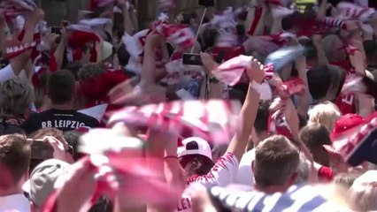 RB Leipzig feiert Pokalsieg mit Fans