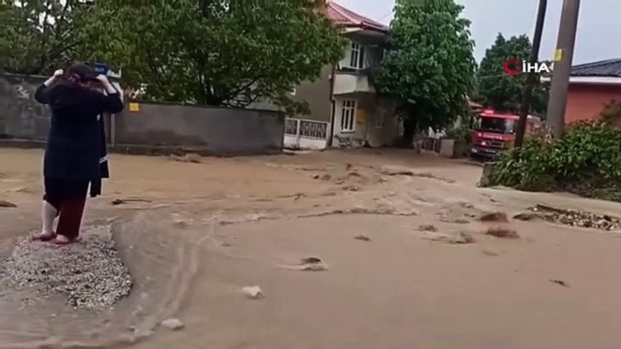 Dans le quartier Ladik de Samsun, les rues coulaient comme un ruisseau après l'averse.