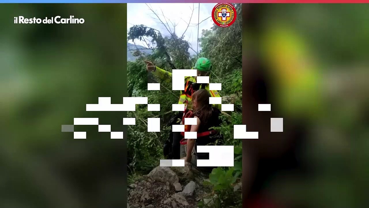 Genga, accusa un malore e scivola sul sentiero: i soccorsi