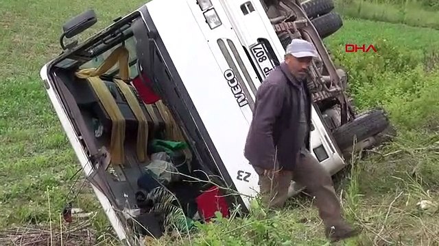 MIDIBUS TRANSPORTANT DES OUVRIERS AGRICOLES RENVERSÉS