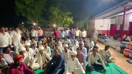 थानाधिकारी व चौकी प्रभारी को हटाने पर अड़े ग्रामीण