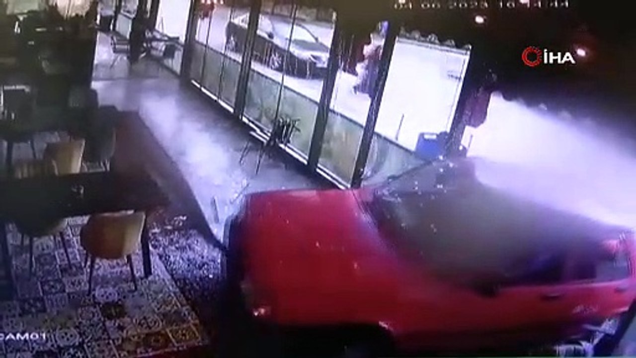 Kontrolden çıkan otomobil balık lokantasına girdi: O anlar kamerada