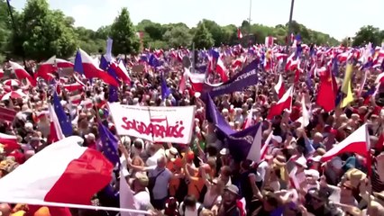 Miles de polacos se manifiestan en contra del gobierno