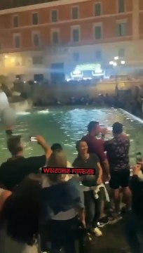 Una donna ha aggredito un vigile dopo essere stata inseguita per aver fatto un bagno nella fontana di Trevi.