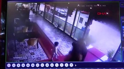 Une voiture hors de contrôle est entrée dans le restaurant
