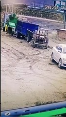 Tải video: Un chien démarre un tracteur sans le vouloir... oups