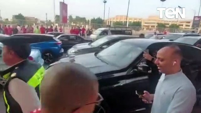 لحظه دخول عماد متعب استاد القاهرة قبل انطلاق مباراة الاهلي والوداد
