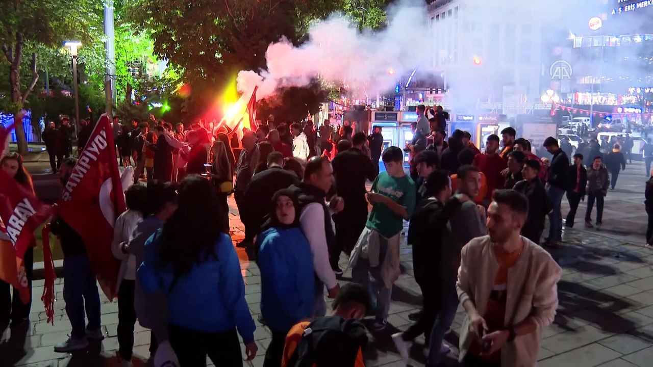 ANKARA - Başkentte Galatasaray taraftarları sevinç gösterilerinde bulundu