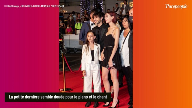 Charlotte Gainsbourg dévoile les talents de la petite dernière Jo (pieds nus et en pyjama !)