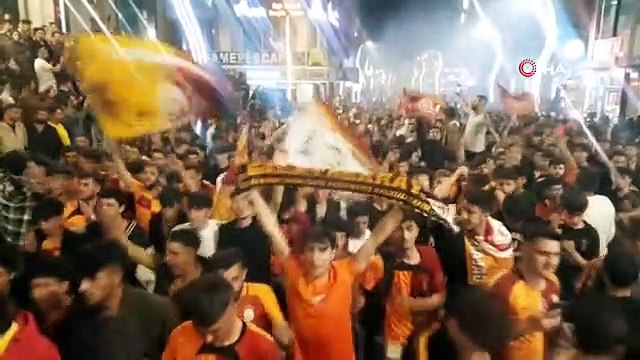 Galatasaraylı taraftarlardan şampiyonluk kutlaması