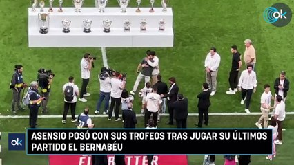 Asensio posó con sus trofeos tras jugar su últimos partido el Bernabéu