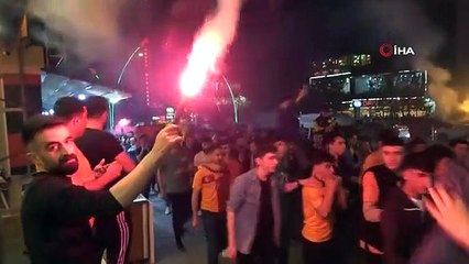 Les fans de Galatasaray à Muş ont célébré le championnat et la victoire de Fenerbahçe avec enthousiasme