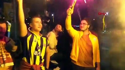 Célébration du championnat des fans de Galatasaray et Fenerbahçe à Silivri