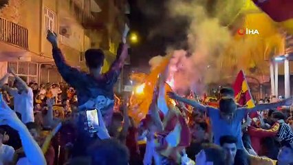 Silopi'de Galatasaray taraftarları şampiyonluğu yöresel halay eşliğinde kutladı