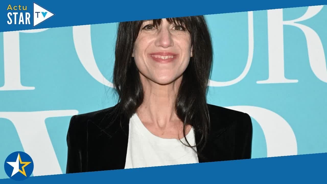 Charlotte Gainsbourg dévoile les talents de la petite dernière Jo (pieds nus et en pyjama !)
