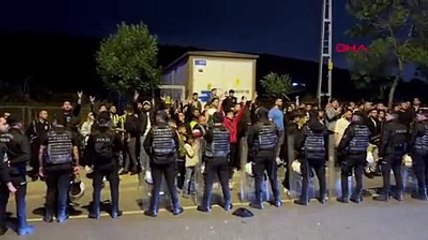 Samandıra'da toplanan Fenerbahçe taraftarından yumurtalı ve soğanlı protesto