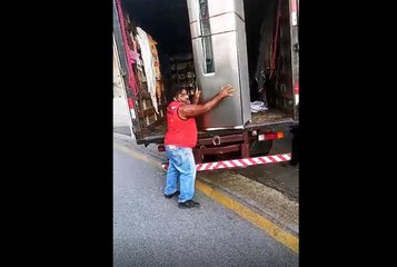 Homem carrega geladeira nas costas, faz dancinha e viraliza