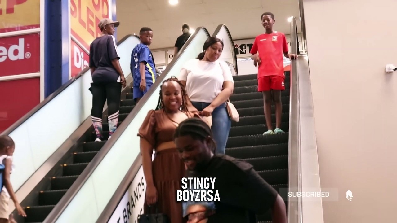 PRANK ON THE ESCALATOR