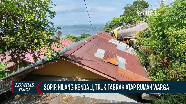 Sopir Hilang Kendali, Truk Tangki Air Tabrak Atap Rumah Warga di Balikpapan!