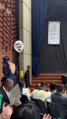 "Lo logré, papá": Joven asiste a su graduación con la foto de su papá fallecido