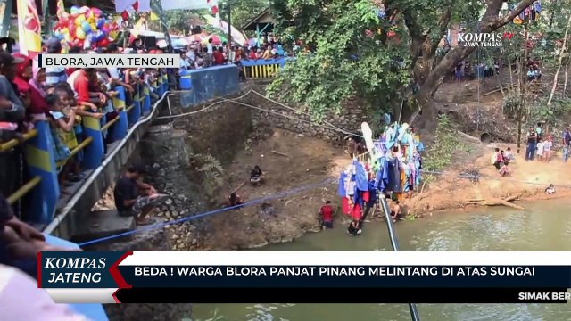 Beda! Warga Blora Panjat Pinang Melintang di Atas Sungai