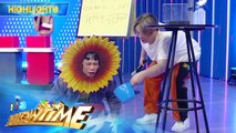 MC splashes Lassy with water | It's Showtime