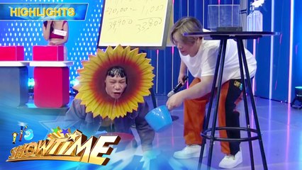 MC splashes Lassy with water | It's Showtime